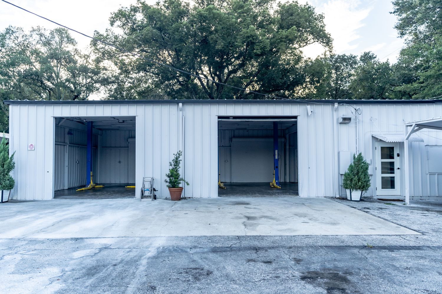 N. Florida Ave Warehouse or Automotive/Office/Showroom- 6,061 SF : 14041 N Florida Ave, Tampa, FL 33613